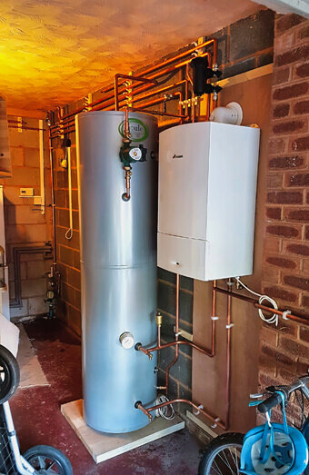 https://plumberattadale.com.au/uploads/2025/06/hot-water-684599.jpg